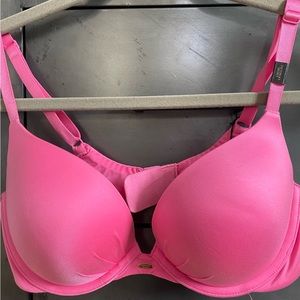 Victoria’s Secret Pink Fabulous plunge bra in 36C